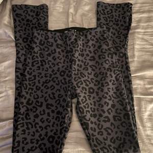 Utsvängda leggings med leopardmönster från ZARA. Storlek S