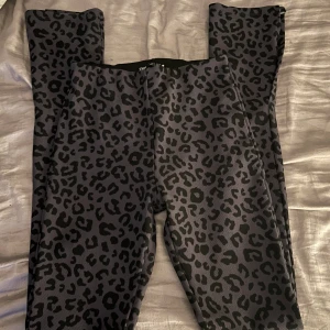 Utsvängda leggings - Utsvängda leggings med leopardmönster från ZARA. Storlek S
