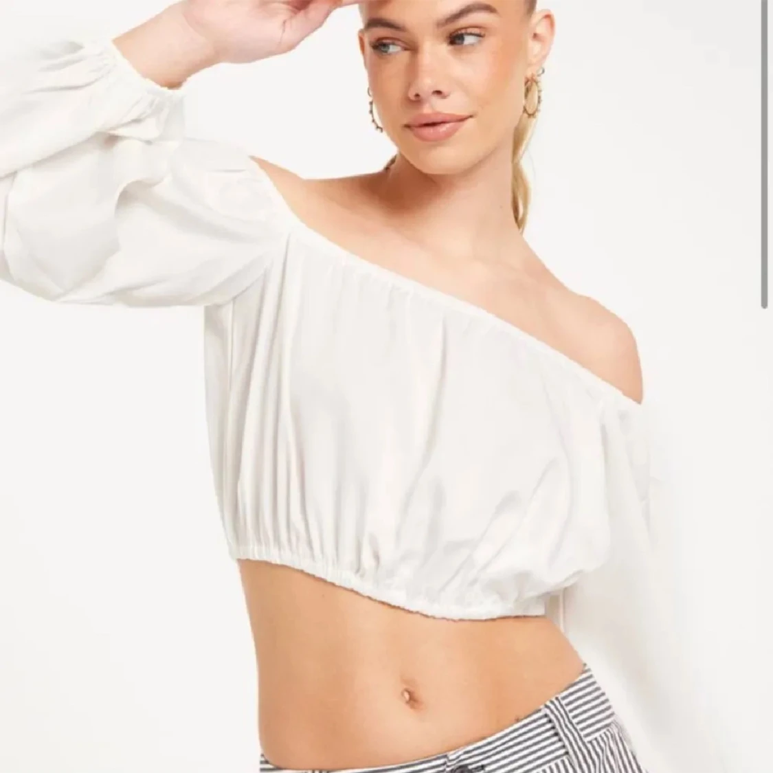 Vit offshoulder topp