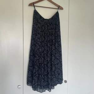 Kjol - Kjol feån uniqlo, strl L, den är i nyskick endast använd 1 gång, hör av er vid frågor samt övriga funderingar 