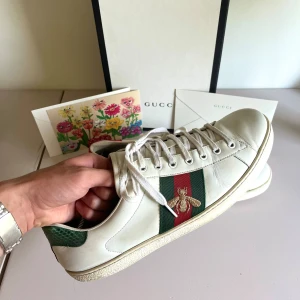 Gucci Ace Bee - Säljer nu dessa sjukt snygga Gucci Ace skorna. Skick 8,5/10, inga direkta skador men mycket crease och lite flagna på hälen. De är använda men fortfarande snygga. Hör gärna av dig om du har frågor eller funderingar🙌