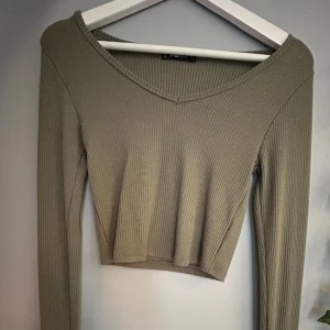 tröja - säljer en grön långärmad tröja i storlek S från New Yorker. Tröjan är bara använd ett fåtal gånger.