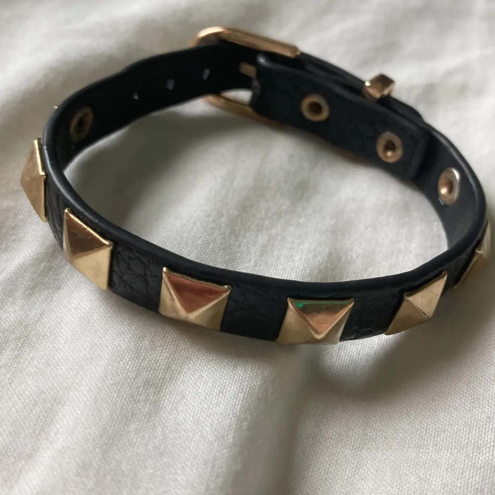 LÄS BIO!!! Liknande Valentino armband, inte säker på om det är liknande eller äkta så pris kan diskuteras men tror inte den är äkta, kontakta mig privat för frågor eller flera bilder 💕. Accessoarer.