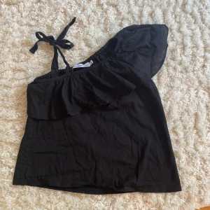 Svart volangtröja  - Tröjan är i bra skick och har använts 1-2 gånger säljer tröjan för att den tyvärr är i för liten storlek men jag skulle säga att den passar för nån större storlek än vad den är också. Storlek 8Y, linne material ⭐️