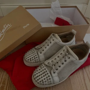 christian louboutin  - säljer nu mina älskade loubs då dom är lite stora för mig som vanligtvis har 37/38💖 en spik saknas men går att köpa nya + lite slita inuti annars fina, äkthetsbevis medföljer självklart, skriv gärna för fler bilder!! (pris är diskuterbart) 💓💓
