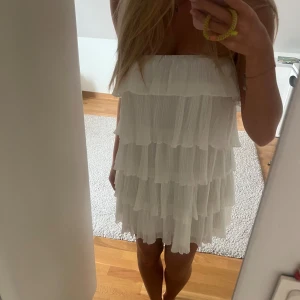 Studentklänning med volanger  - Super söt klänning till studenten eller annat💕aldrig använd