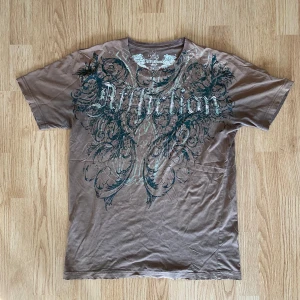 Affliction T-shirt  - !skicka bud för snabb affär! Fet Affliction T-shirt, storlek L. Bra skick fast lite ”fläck” under armarna vilket går bort. Skriv om ni undrar någonting eller om ni vill ha fler bilder 📲