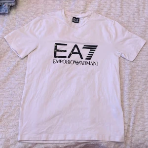 Armani tröja  - Knappt andvän med inga skador.