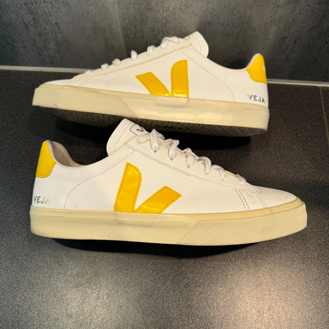 Vita sneakers från Veja med gula detaljer - 91
