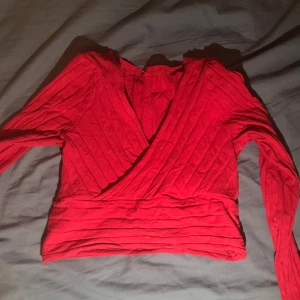 Vringad vinröd topp - Magtröja med Vring skit snygg