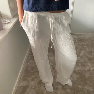 Linnebyxor - Superfina vita linnebyxor från Nelly!! Dem är lite korta för mig som är 174 cm men skulle passa en som är 170 perfekt! De har snörning i midjan och går att vika ner om man vill ha lägre midja!!🙌🏼 de är i Stl 36! Använda en gång och är därför som nya!!