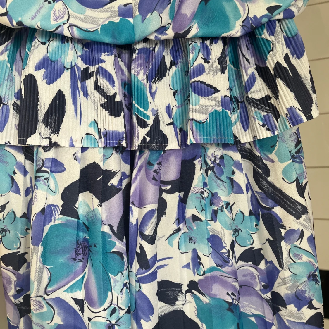 Blommig klänning med korta ärmar - 90