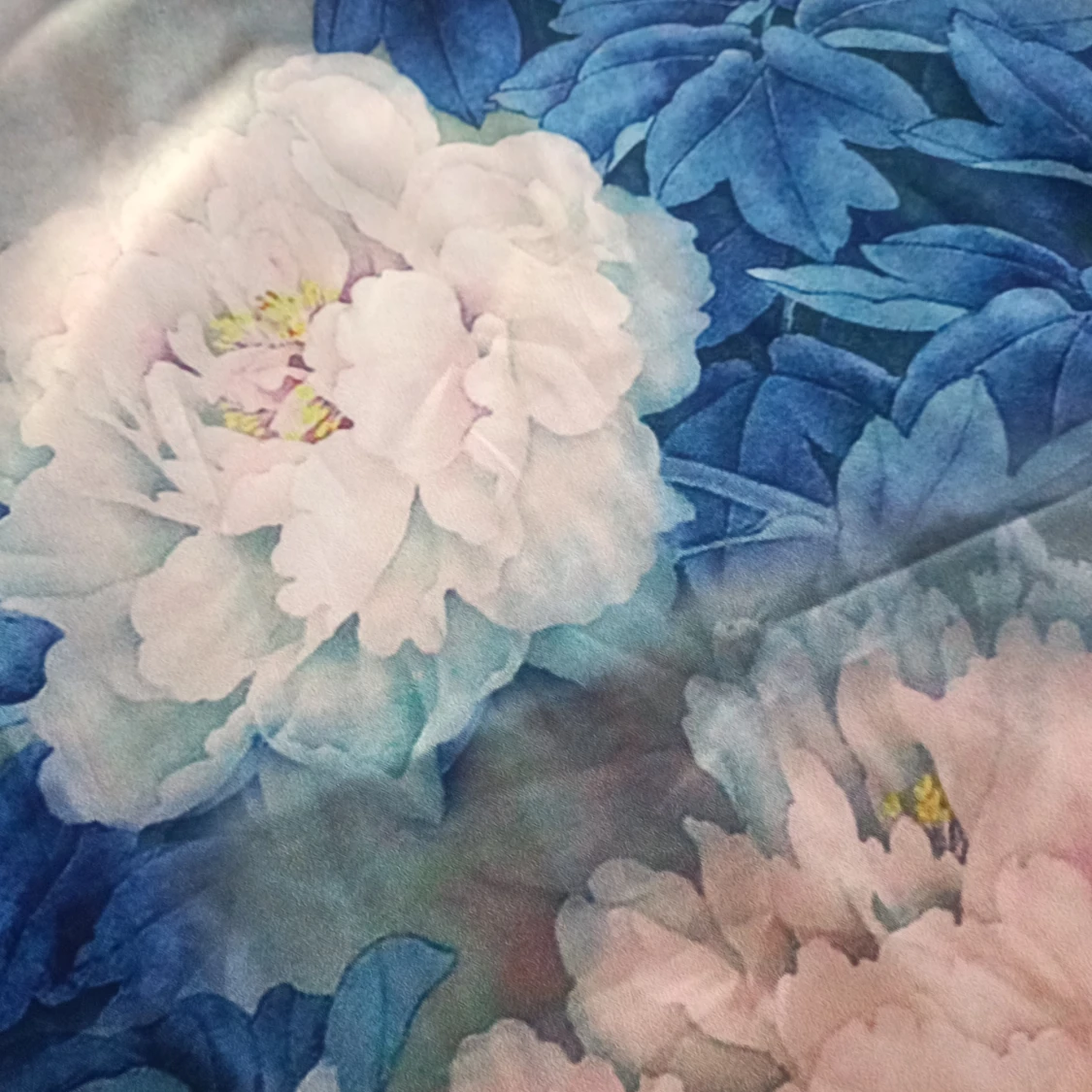 Blommig sjal med rosa och blå detaljer - 91