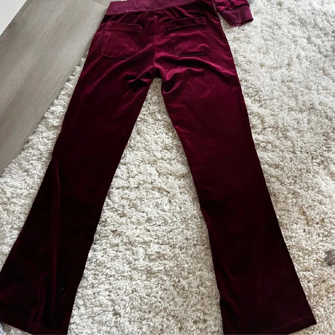 Vinröda mjukisbyxor med strassdetaljer - 90