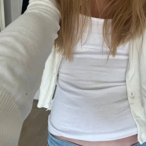 Kofta - Vit tunn kofta, snygg över ett linne