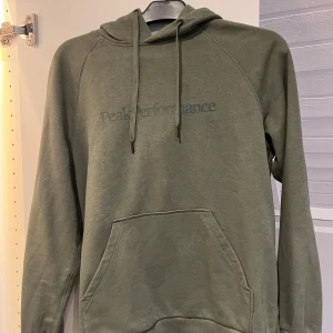Peak performance hoodie - Helt oanvänd peak performance hoodie, säljs då jag rensar garderoben! Hör av dig vid funderingar