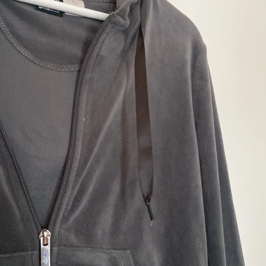 Mörkgrå hoodie från Gina Tricot - 92