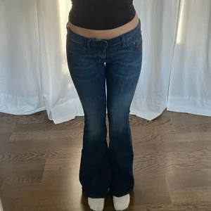 Diesel jeans - Lågmidjade vintage bootcut Diesel jeans. Midjemått: 76-86 cm, stretchiga. 38-43 cm rakt över. Innerbenslängd: 86 cm. Jag är 176 cm 💞