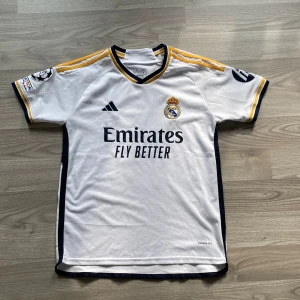 Real Madrid tröja  - Fotbollströja köpt i Spanien i början av Juni. Använts va 3 ggr efteråt. Toppen skick och med jude Bellingham på ryggen. Pris går o diskutera. Tröjan är i storlek S