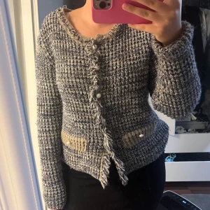 Stickad tröja - Köpt second hand, lite stickig🫶🏼