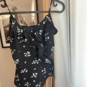 linne - säljer detta gulliga lilla linne med blommor på, så fint men passar tyvärr inte längre