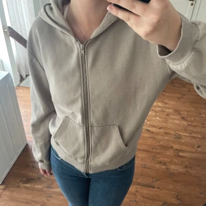 Beige Zip-Up Hoodie - Supermysig zip up hoodie som jag säljer pga den inte används längre, köpt på Lager 157 för cirka 1 år sedan men har används fåtal gånger. Inga defekter! 