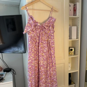 Långklämning - Blommig klänning från hm, har använts en gång. 