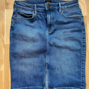 Jeanskjol Lee stl 26 - Går till knävecket på mig som är 164cm lång.  Knappt använd, som ny.
