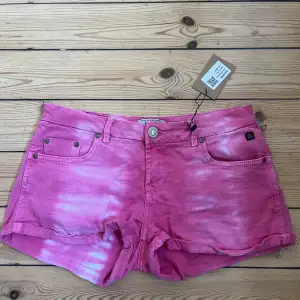 Coola jeansshorts som är rosa, som man kan se på bild 3 är midjemåttet 37cm. Säljer dessa pga att de inte passar mig.