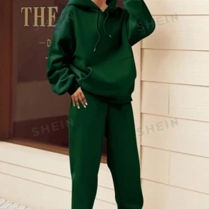 Mörkgrön hoodie från SHEIN - Säljer en superbekväm mörkgrön hoodie från SHEIN. Perfekt för mysiga dagar eller en avslappnad stil. Den har en klassisk passform med en stor ficka fram och justerbar huva. Materialet är mjukt och skönt, perfekt för höst och vinter.