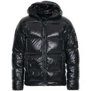 Peak jacka  - Bra skick, använd nångång men inte mycket alls, mörk blå, storlek S, jätte fin men kommer inte till användning💕 Nypris 3500kr  Säljs för 700