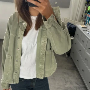 Grön jeansjacka från Zara - Såå himla fin grön jeansjacka som passar såå bra nu i höst. Säljer pga att den aldrig kommit till användning. Skicket är alltså som nytt! Frågor angående storlek osv är bara att ställa!