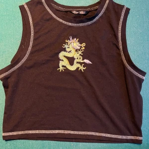 Topp med drake tryck - Crop topp med drake på 