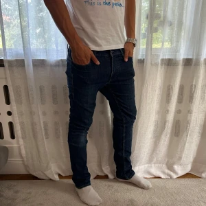 Calvin Klein jeans - Vi säljer nu dessa sjukt snygga CK jeans i slim fit. Skick: 10/10. Modellen är ca 180 cm och väger 75kg. Tveka inte på att höra av dig vid eventuella frågor!