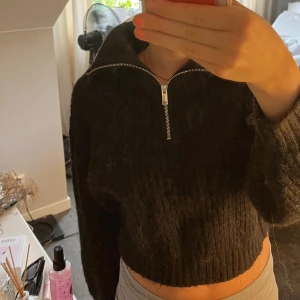 Stickad polotröja med dragkedja - Så mysig tröja från Gina! Har en dragkedja som går att dra hela vägen upp så att tröjan täcker hela halsen men går även att ha kragen nervikt som jag har på bilderna!💕 Fint skick men lite nopprig