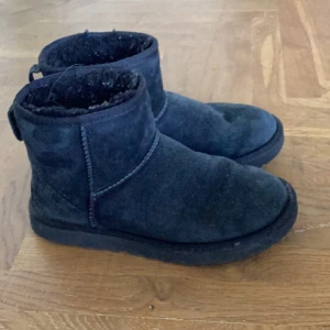 Svarta uggs - Säljer svarta uggs i bra skick. De är ganska andvända men de ser ändå hyfsat nya ut. Dock har ullen inuti blivit lite nopprig. (De är äkta) skriv privat om ni vill ha fler bättre bilder.