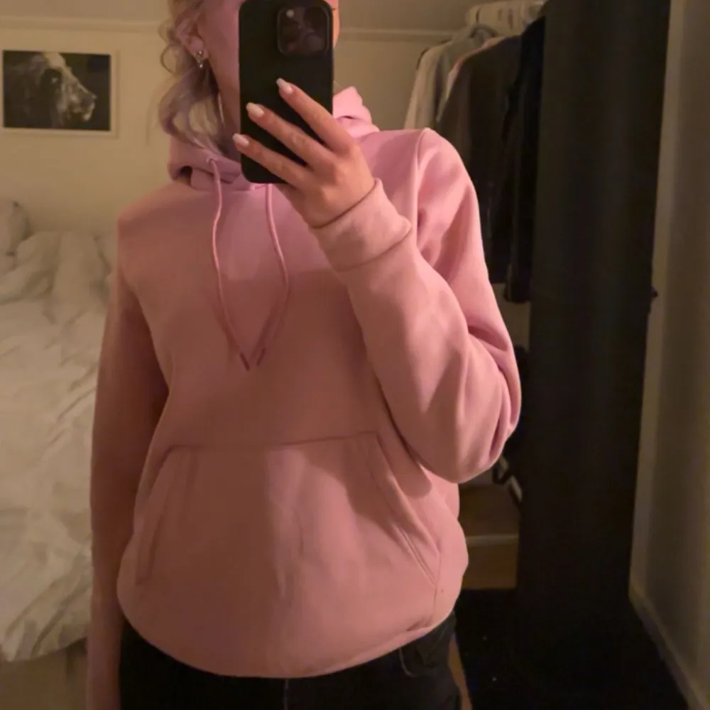 Säljer denna jätte fina rosa hoodie från Escape i storlek S 💕💕💕. Hoodies.