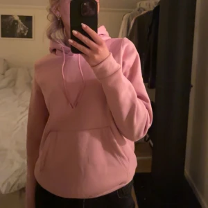 Rosa hoodie  - Säljer denna jätte fina rosa hoodie från Escape i storlek S 💕💕💕