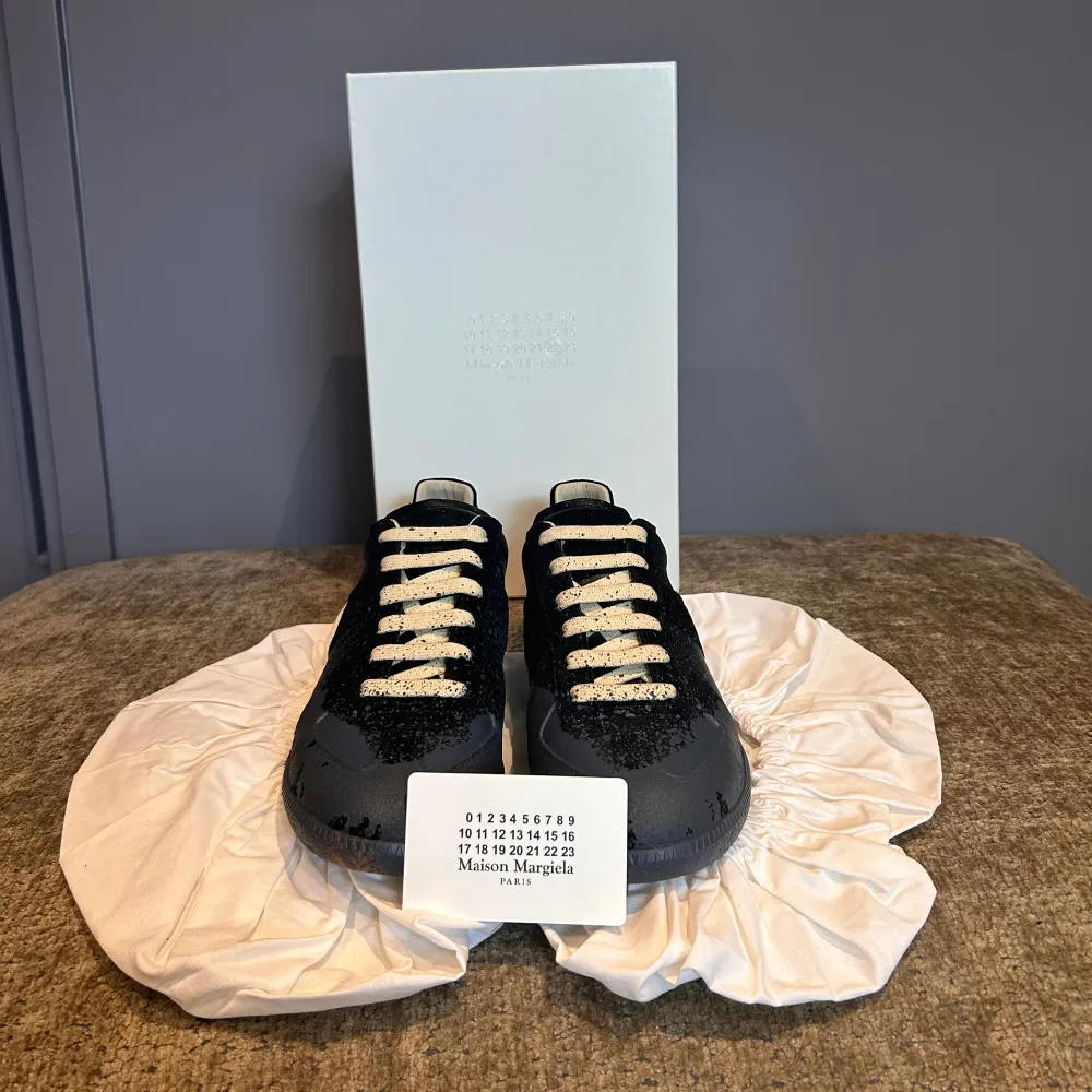 Maison Margiela skor (helt nya) | Skick: 10/10 (HELT SPLITTER NYA) | EU 42 | Box + kort ifrån Maison Margiela  medföljer | Pris - 3999kr | Fraktar via postnord eller instabox på köparens bekostnad | Hör av dig vid minsta fråga eller fundering. Skor.