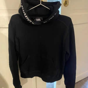 Huddie  - Svart huddie från Karl Lagerfeld. Storlek s. Skriv för fler bilder 