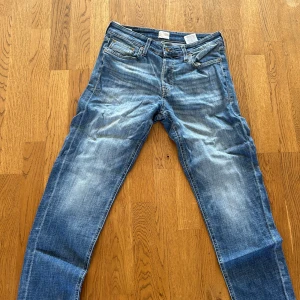 Jack and Jones Jeans  - Jeans från Jack and Jones.  Använda men i grymt skick!  Inga defekter Storlek ser ni i bild 3  Skriv vid frågor 
