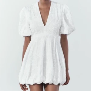 Vit zara klänning  - Säljer denna klänning, endast använd en gång 