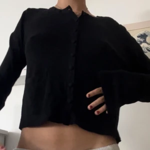 Svart kofta med mest på ryggen - 👍