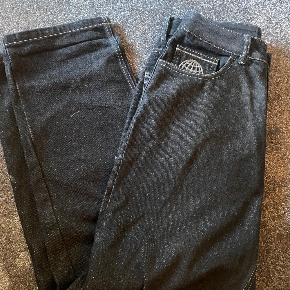 Dessa tvärfeta Limited edition minus two jeansen är i väldigt bra skick i storlek 32/32. Tveka inte på att skriva om du har en fråga💯. Jeans & Byxor.