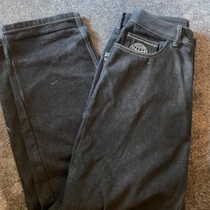 Minus Two multipocket jeans - Dessa tvärfeta Limited edition minus two jeansen är i väldigt bra skick i storlek 32/32. Tveka inte på att skriva om du har en fråga💯