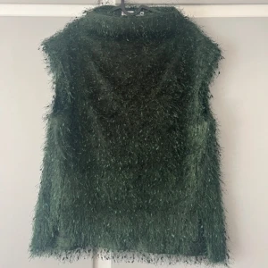 Topp Zara - Jätte fint linne/tröja från Zara. Inga defekter använd typ 2/3ggr, köpt för 329kr 🌷 Kan mötas upp i Bromma.