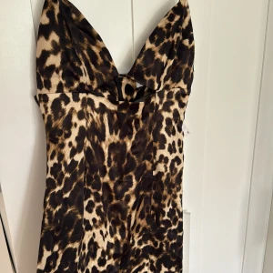 Leopard klänning - Helt ny leopard klänning med prislapp på. I silkes liknande material super fin!