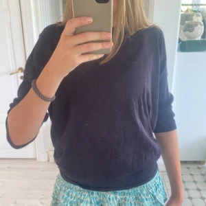 Svart tröja från Saint Tropez - Säljer en mörkblå tröja från Saint Tropez i storlek M.  ribbade ärmar Passar bra till både jeans och kjol.använt en gång!