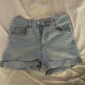 Y2k minishorts lågmidjade - Lågmidjade shorts från H&M, nyskick, storlek S, sitter tight