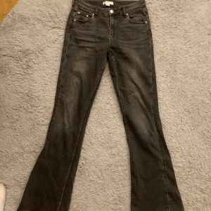 Svarta/grå jeans från gina - Använda 1 gång! Som nya! Säljer pga kommer inte till användning. Storlek 158 men skulle passa 170/32